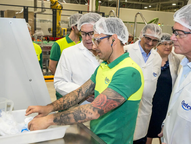 Alfonso Fernández Mañueco y Gustavo Calvo, junto con un trabajador de Ontex. / EL ADELANTADO