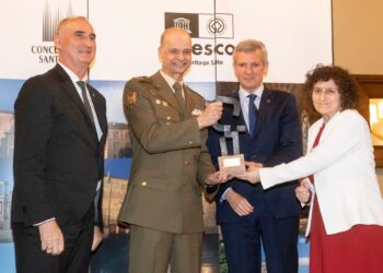 El Brigada Ignacio Ojeda recogió el premio de manos de Goretti Santamaría, alcaldesa de Santiago.