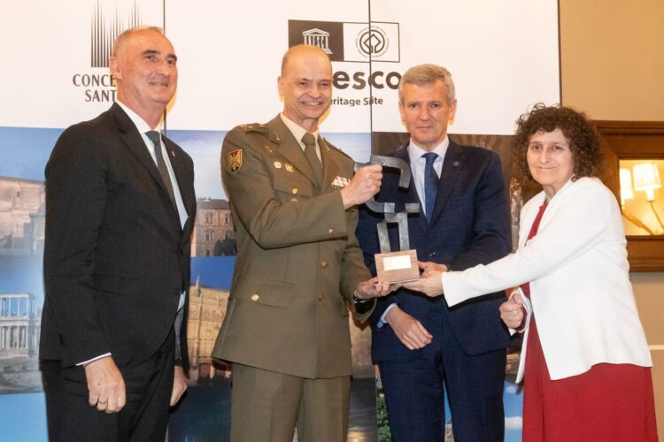 El Patronato del Alcázar recibe el Premio Patrimonio por su labor en la fortaleza 1 El Brigada Ignacio Ojeda recogió el premio de manos de Goretti Santamaría, alcaldesa de Santiago.