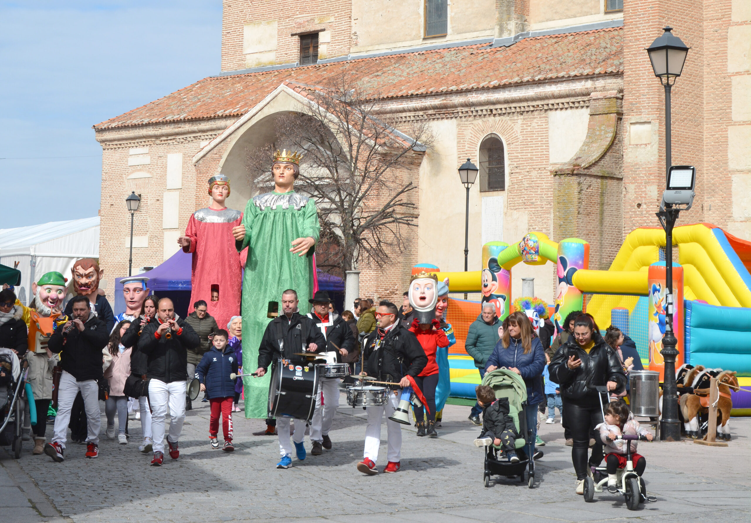 Pasacalles amenizado por el grupo Las tres Jotas / AMADOR MARUGÁN
