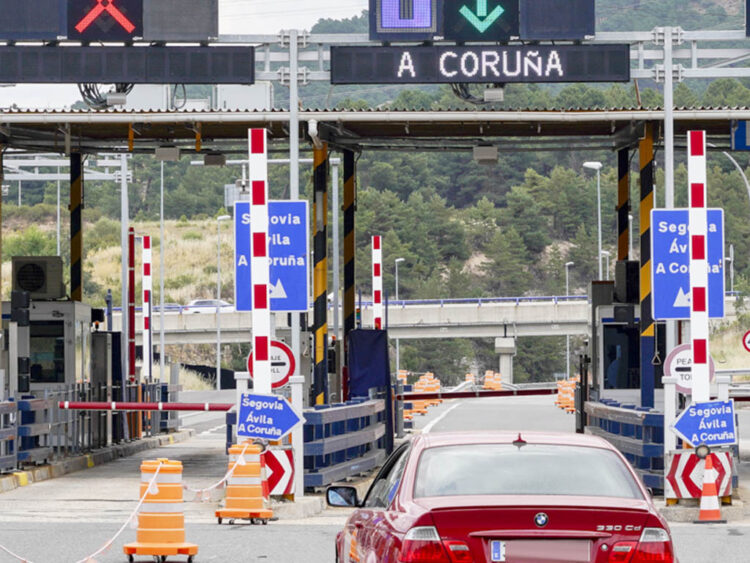 El cobro del peaje en la AP-6 provoca largas retenciones y retrasos en los viajes 1 Fotografía: Miguel Angel Fernández
