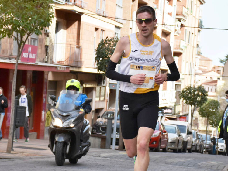 El pulso entre Policía Local y Ayuntamiento deja en el aire la seguridad de la Media Maratón 1 Un agente de Policía Local acompaña al grupo de cabeza en una anterior edición de la Media Maratón de Segovia. / A.M.