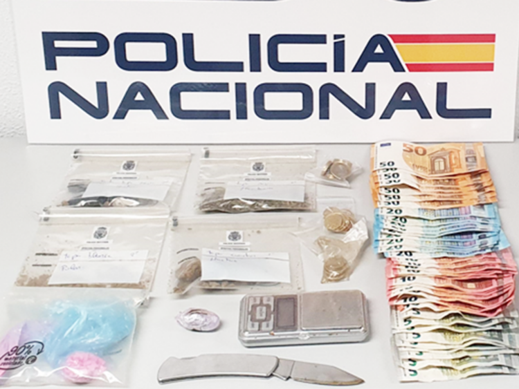 Detenido un joven en la carretera de Palazuelos por portar hachís, pastillas y marihuana 1 Drogas, dinero y elementos incautados. / POLICÍA NACIONAL