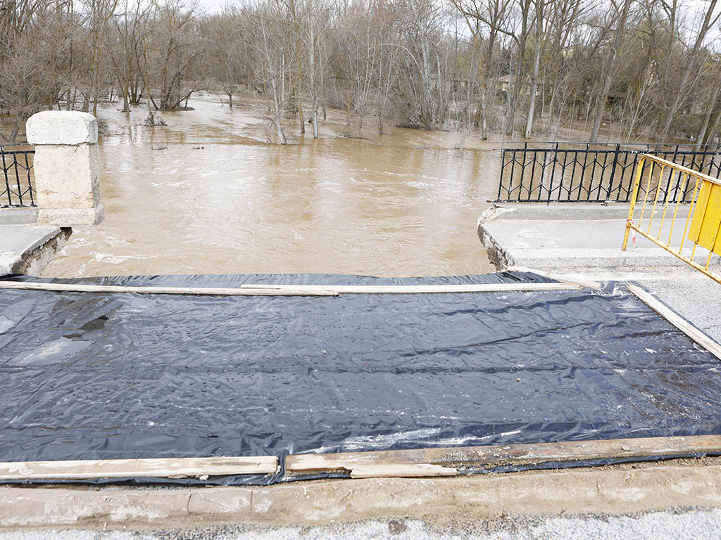 El derrumbamiento del puente de San Esteban limita las comunicaciones del nordeste 2 Estado del puente medieval de San Esteban de Gormaz. / CONCHA ORTEGA - ICAL