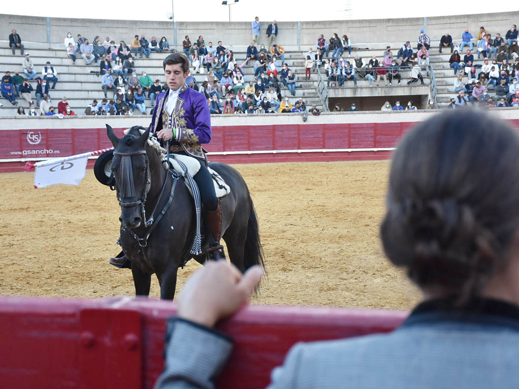 Festejos de rejones en Cantalejo, con Guillermo Hermoso de Mendoza y Lea Vicens. / A.M.