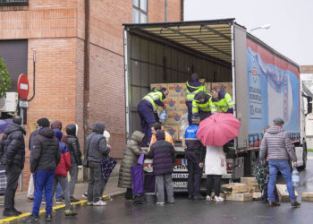 Reparto de agua embotellada en el barrio de El Carmen de Segovia. / HÉCTOR CRIADO
