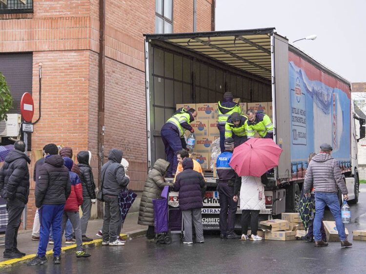 Reparto de agua embotellada en el barrio de El Carmen de Segovia. / HÉCTOR CRIADO
