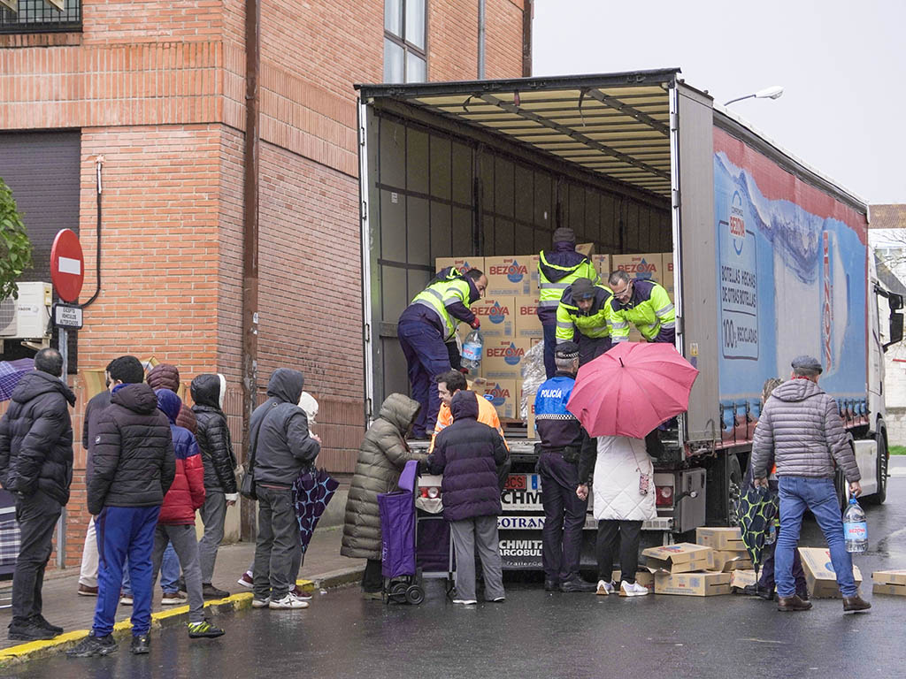 Los niveles de turbiedad de Rancho del Feo están ya por debajo de los mínimos establecidos 2 Reparto de agua embotellada en el barrio de El Carmen de Segovia. / HÉCTOR CRIADO