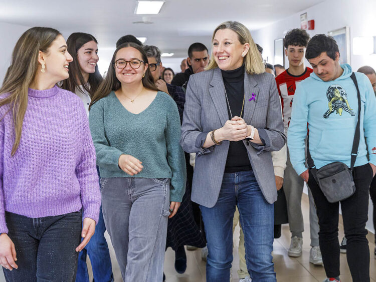 La vicepresidenta de la Junta, Isabel Blanco, vista la Residencia Juvenil 'Emperador Teodosio' de Segovia. / NACHO VALVERDE - ICAL