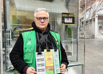 Ricardo Deogracias, en su puesto de la ONCE en la avenida del Acueducto. / ONCE