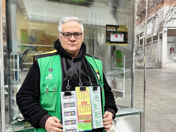 Ricardo Deogracias, en su puesto de la ONCE en la avenida del Acueducto. / ONCE