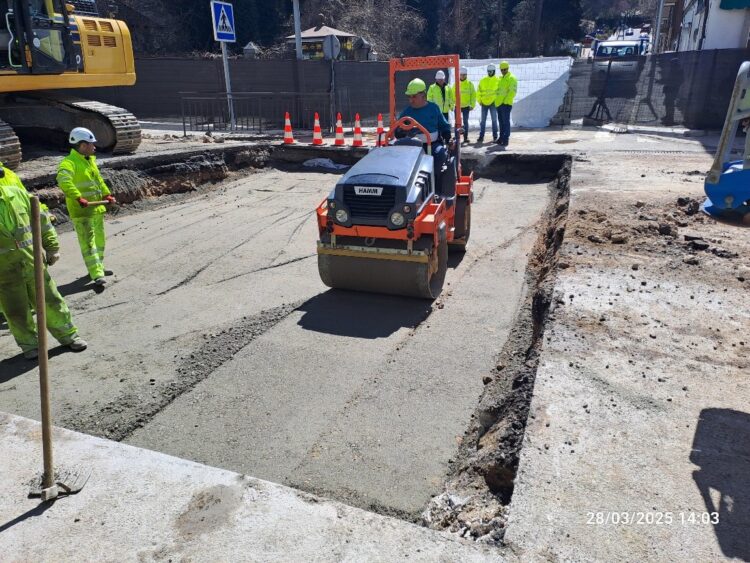 Transportes abre el sábado al tráfico la N-6 en San Rafael 1 Imágenes de los trabajos realizados esta mañana para la reparación / Ministerio de Transportes