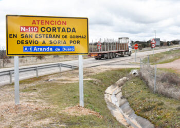 Señalización informativa en la rotonda entre la N-110 y la salida 103 de la A-1, en Cerezo de Abajo. / A.M.