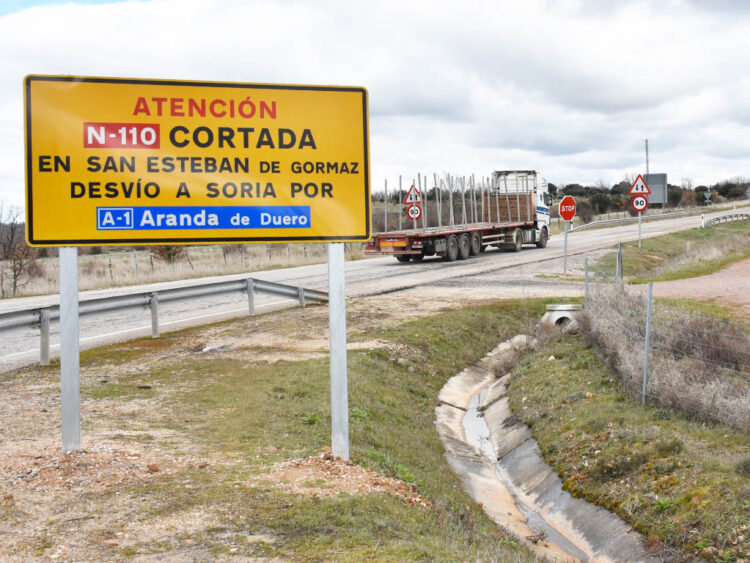 El derrumbamiento del puente de San Esteban limita las comunicaciones del nordeste 1 Señalización informativa en la rotonda entre la N-110 y la salida 103 de la A-1, en Cerezo de Abajo. / A.M.