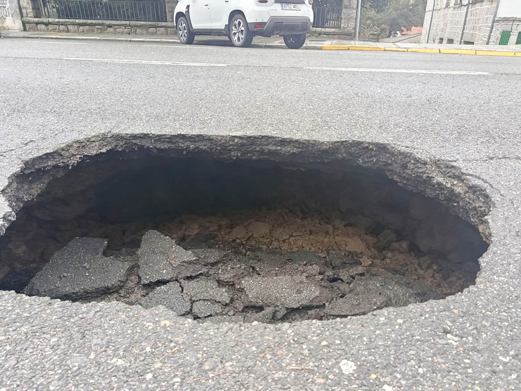 Un socavón en la N-6 provoca retenciones de tráfico en San Rafael 2 Socavon en la N-6, a su paso por San Rafael. / JESÚS VÁZQUEZ ORTEGA