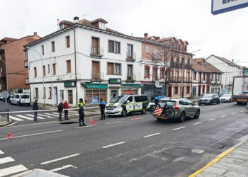 Zona delimitada en la N-6, en San Rafael, por el socavón. / JESÚS VÁZQUEZ ORTEGA