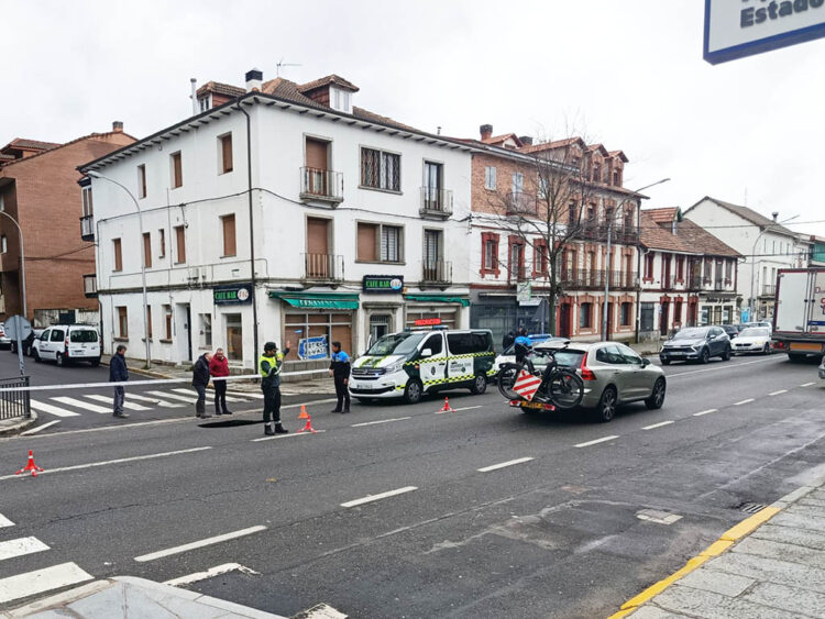 Un socavón en la N-6 provoca retenciones de tráfico en San Rafael 1 Zona delimitada en la N-6, en San Rafael, por el socavón. / JESÚS VÁZQUEZ ORTEGA