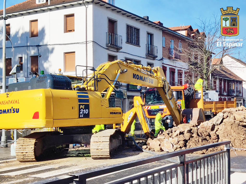 Obras por el socavón en la N-6, en San Rafael. / AYUNTAMIENTO DE EL ESPINAR
