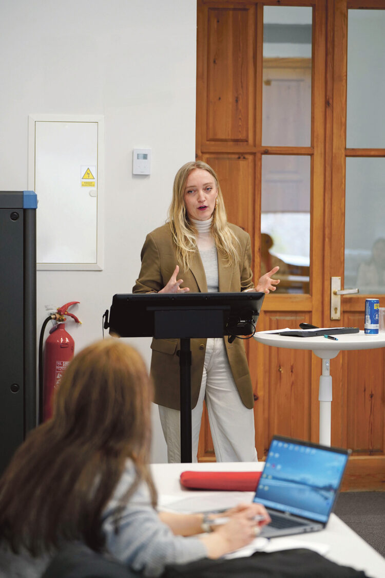 Tine Milz, Codirectora del Theater Neumarkt en un momento de la clase.. / Roberto Arribas