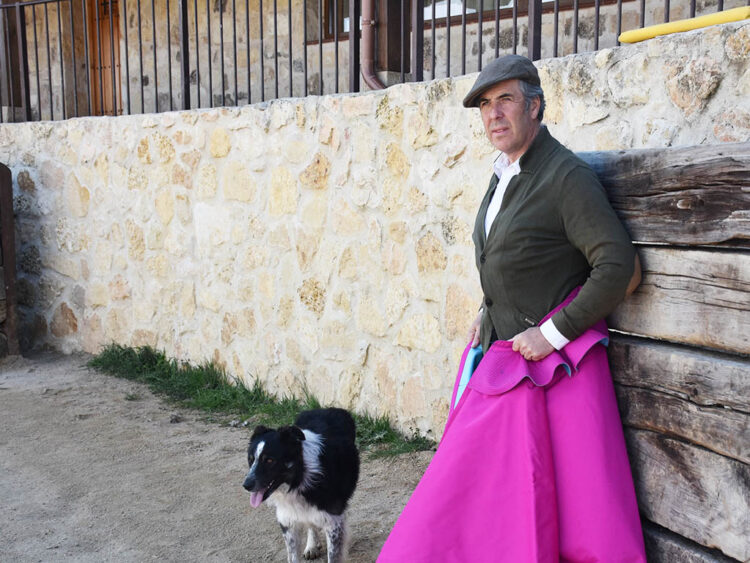 Emilio de Frutos, 25 años de alternativa y una vida entregada al toro 1 El torero segoviano Emilio de Frutos, en su Finca de los Cerros, en La Higuera. / A.M.