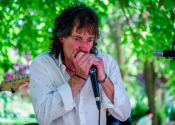 El armonicista vallecano inició sus andaduras en los años noventa con Chocolate Blues Express. Foto: Pedro San José Sanjuan