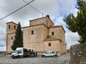 Un puesto ambulante de frutas, junto a la iglesia de Villafranca