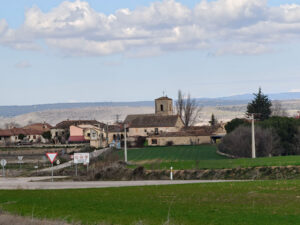 Entre Santa Marta del Cerro y Vellosillo se encuentra Perorrubio.