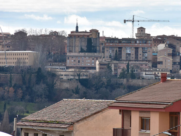 Viviendas en el barrio de San Lorenzo y en el recinto amurallado de Segovia. / A.M.