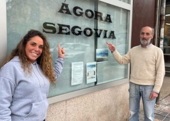 Teodoro y su hija Ana posan frente al local de la asociación.
