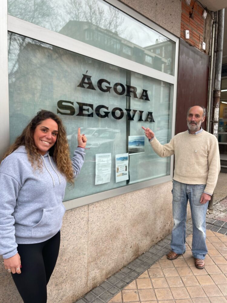Teodoro y su hija Ana posan frente al local de la asociación.