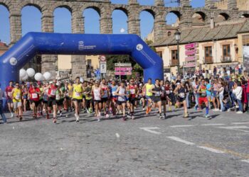 Los corredores toman la salida en la Media Maratón de Segovia durante la edición pasada./E.A