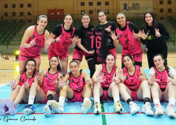 La plantilla del Cochinillo Segoviano celebra la victoria frente al CB. Santa Marta./CD. SPORDEPORTE