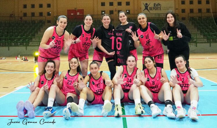 La plantilla del Cochinillo Segoviano celebra la victoria frente al CB. Santa Marta./CD. SPORDEPORTE