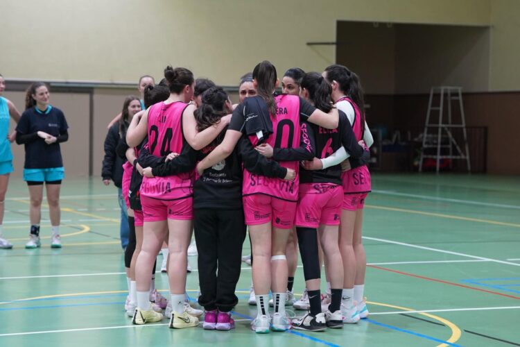 La plantilla del Cochinillo Segoviano tras el duelo en Salamanca./CD. SPORDEPORTE