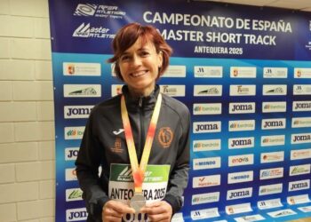 Sonia de la Calle posa con la medalla de plata en Antequera./BLUME