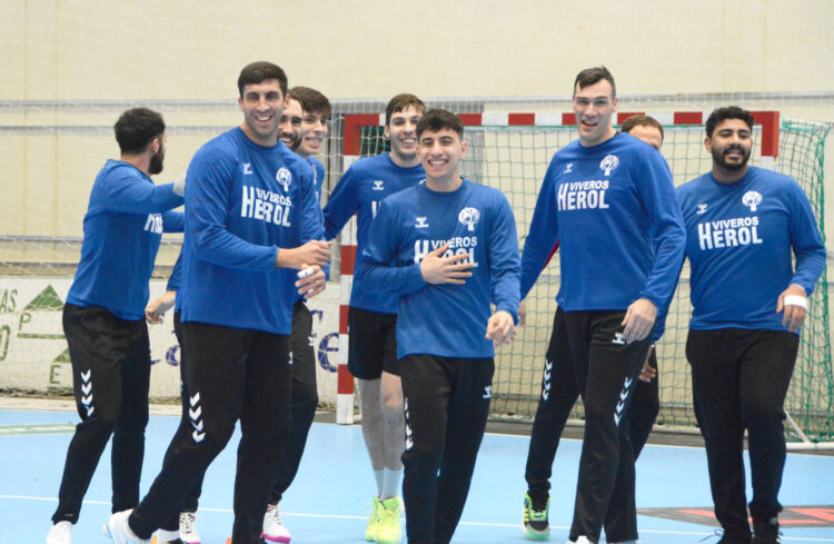 Los jugadores del Viveros Herol Nava durante un entrenamiento./AMADOR MARUGÁN