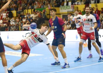 Mario Nevado busca el lanzamiento en el encuentro de ida celebrado en el Guerreros Naveros entre Viveros Herol Nava y Barcelona./AMADOR MARUGÁN