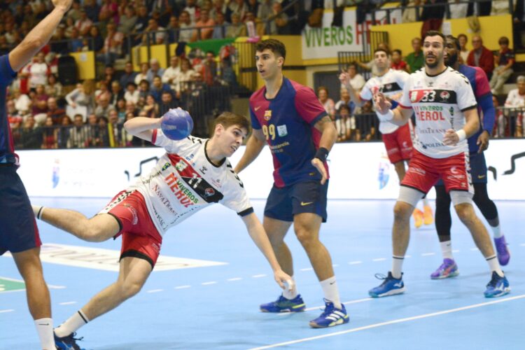 Mario Nevado busca el lanzamiento en el encuentro de ida celebrado en el Guerreros Naveros entre Viveros Herol Nava y Barcelona./AMADOR MARUGÁN