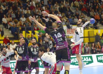 Adrián Nolasco busca un lanzamiento en un encuentro del presente curso./AMADOR MARUGÁN