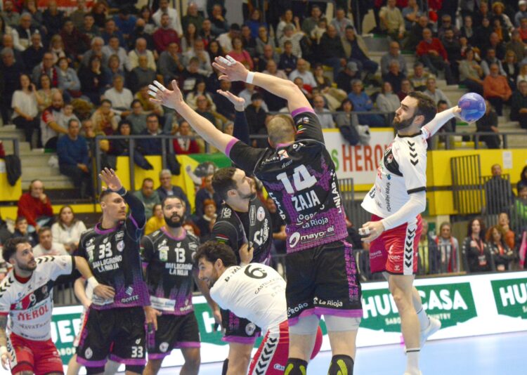 El Viveros Herol confirma la baja de Adrián Nolasco para lo que resta de curso 1 Adrián Nolasco busca un lanzamiento en un encuentro del presente curso./AMADOR MARUGÁN