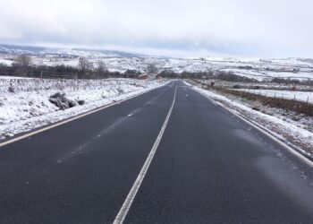 Una carretera tras el paso de la máquina quitanieves. / DIPUTACIÓN