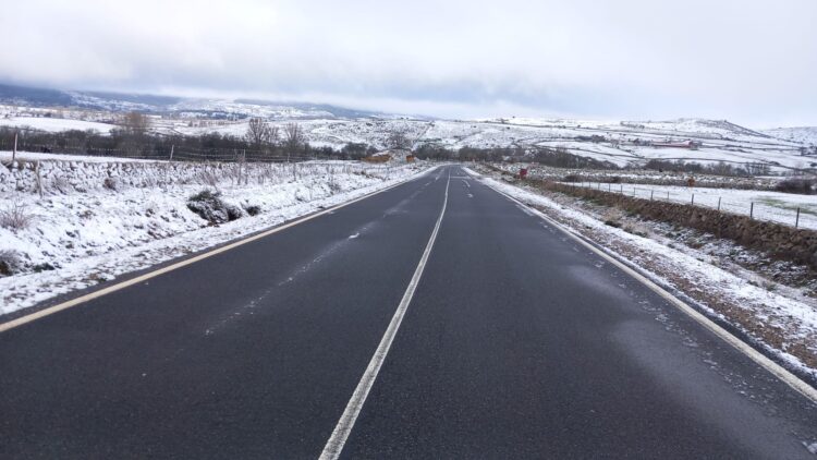 Una carretera tras el paso de la máquina quitanieves. / DIPUTACIÓN