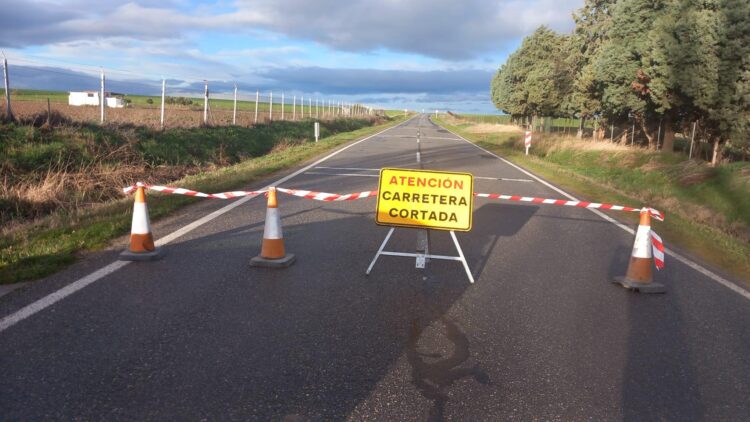 Cortada la carretera de Abades a Marugán por la subida de nivel del río Moros 1 Carretera cortada / DIPUTACIÓN DE SEGOVIA