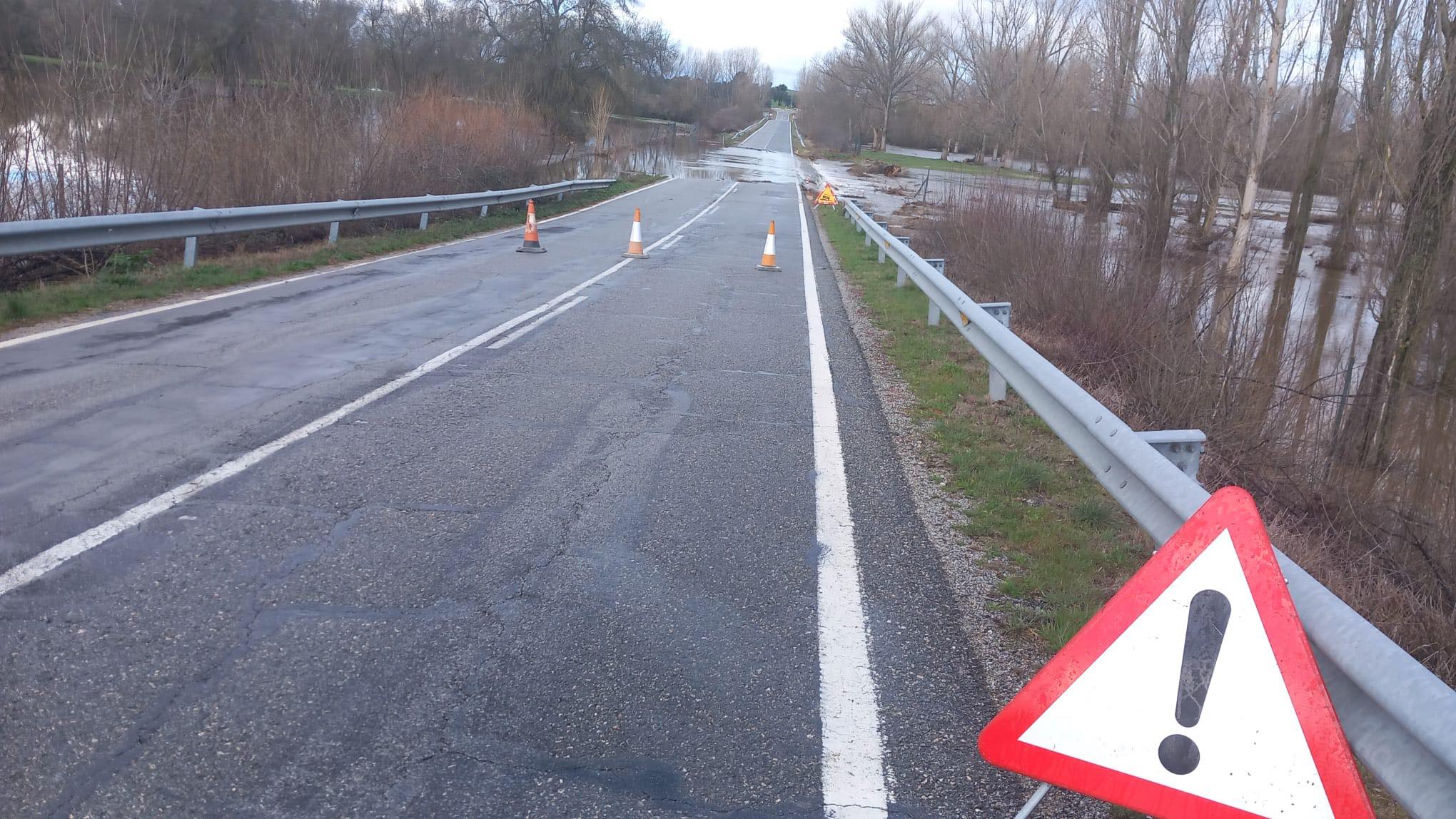Cortada la carretera de Abades a Marugán por la subida de nivel del río Moros 3 Carretera cortada / DIPUTACIÓN DE SEGOVIA