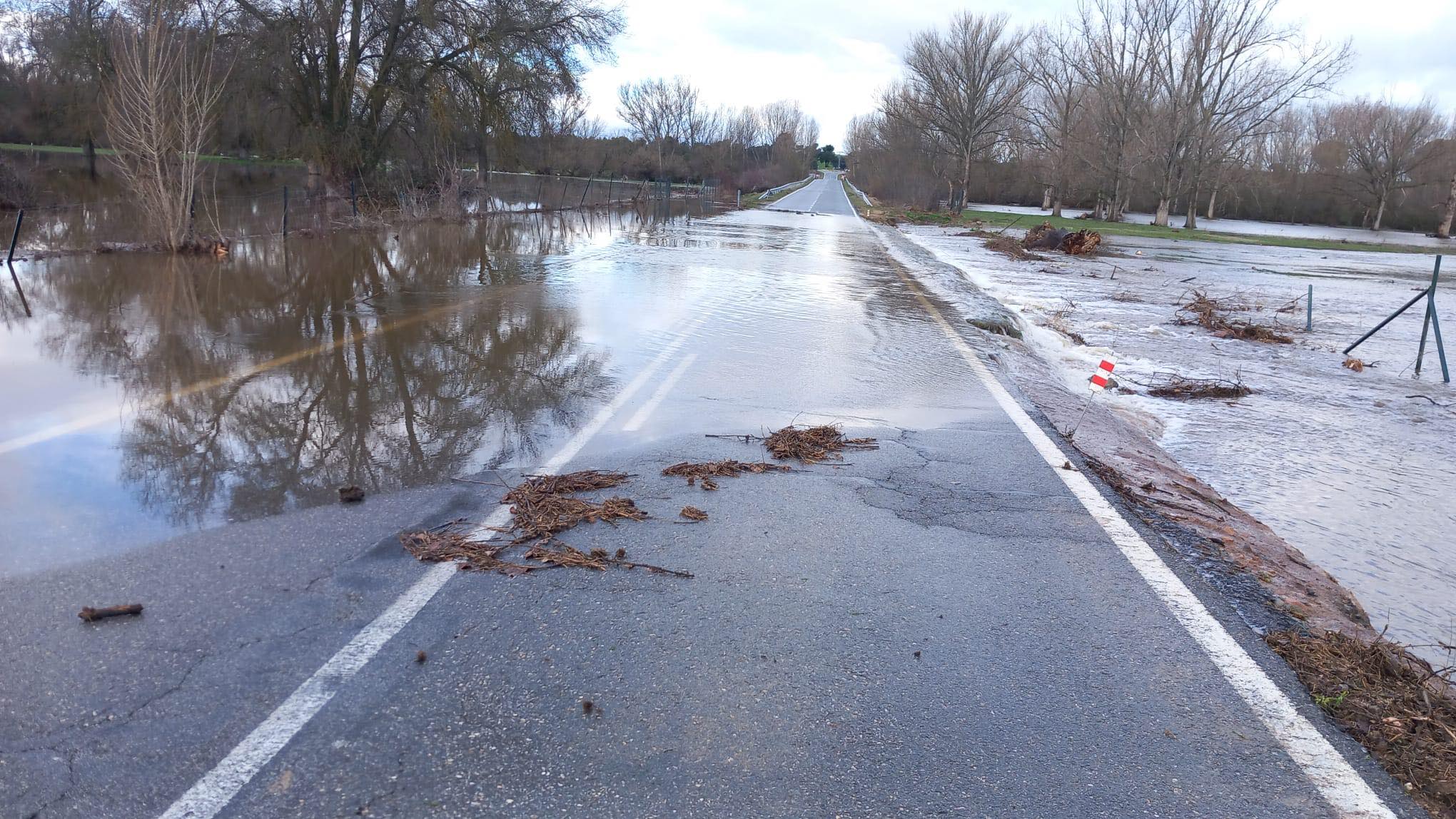 Cortada la carretera de Abades a Marugán por la subida de nivel del río Moros 2 Carretera cortada / DIPUTACIÓN DE SEGOVIA