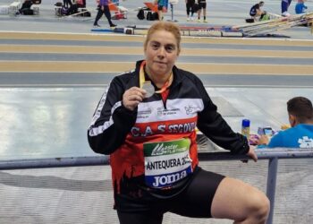 Beatriz Barcenilla posa con la medalla durante la cita en Antequera./CAS-CIUDAD DE SEGOVIA