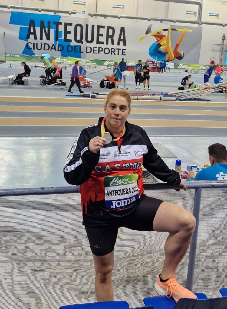 Beatriz Barcenilla posa con la medalla durante la cita en Antequera./CAS-CIUDAD DE SEGOVIA