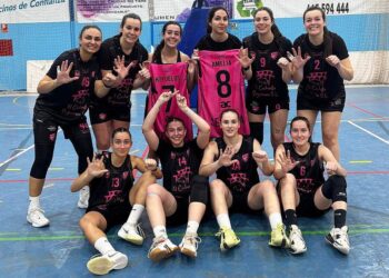 Las jugadoras del Cochinillo Segoviano celebran su victoria en Palencia./CD. SPORDEPORTE