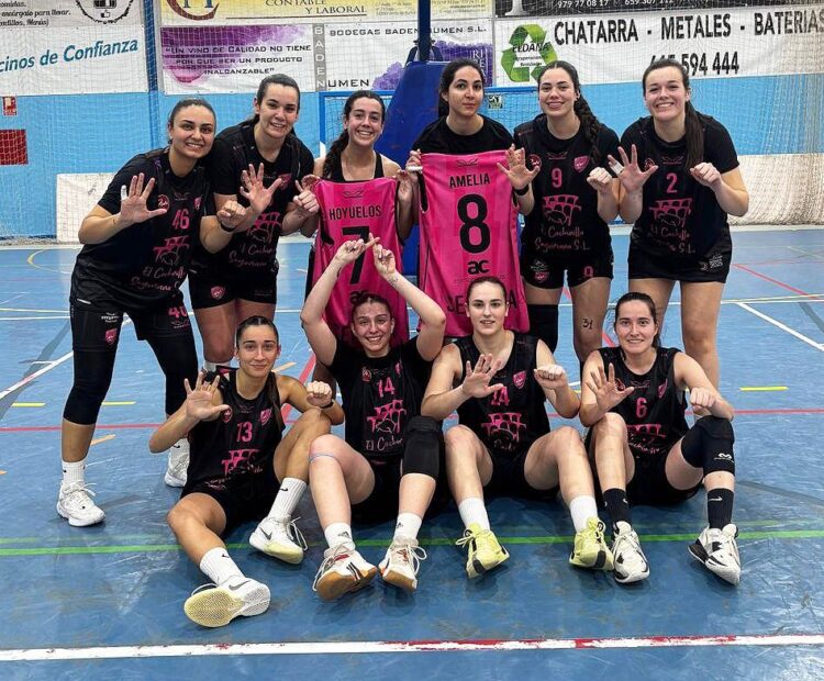 Las jugadoras del Cochinillo Segoviano celebran su victoria en Palencia./CD. SPORDEPORTE