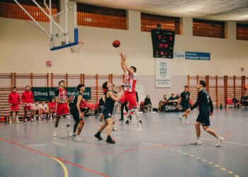 Lanzamiento a canasta de un jugador del CD.Base en un encuentro de la presente temporada./JUAN LUIIS MISIS